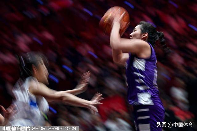 体育比赛中,女子球员展现高超技艺(女子体育吸引力不足?超8成体育迷对女性赛事感兴趣) 体育比赛中,女子球员展现高超技艺(女子体育吸引力不足?超8成体育迷对女性赛事感兴趣)