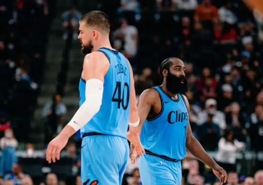 快船队大胜独行侠，取得四连胜