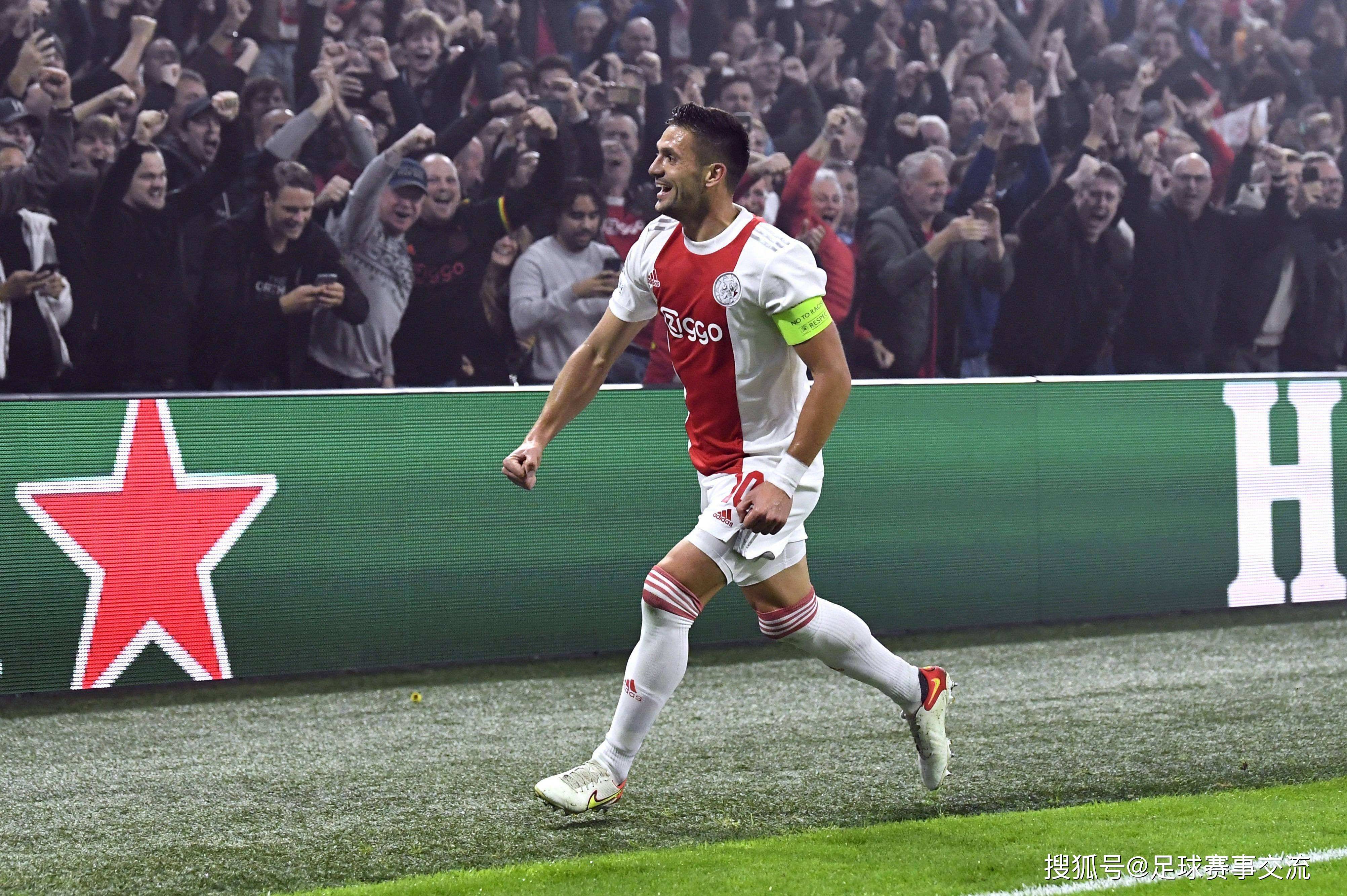 阿贾克斯队在欧冠比赛中展现出色表现