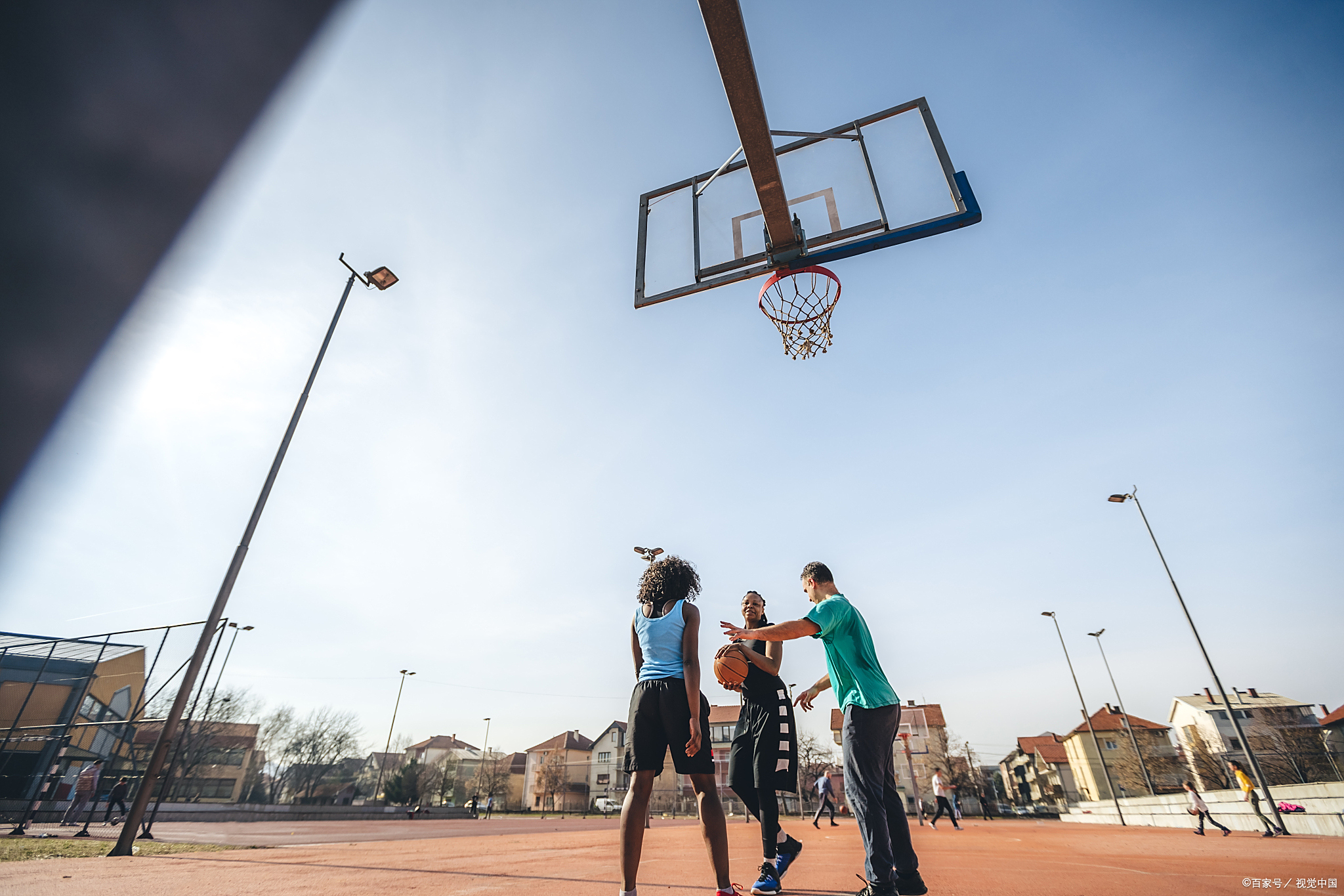 aoa体育体育官方登录入口-关于篮球盛宴上演，看似平凡的比赛却充满看点的信息