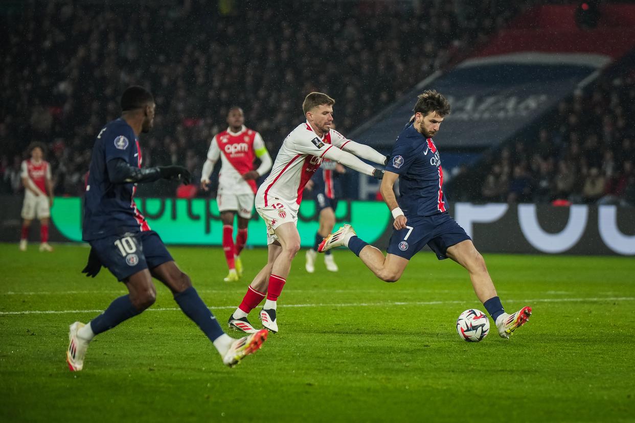 法国足球甲级联赛踢出激烈火花