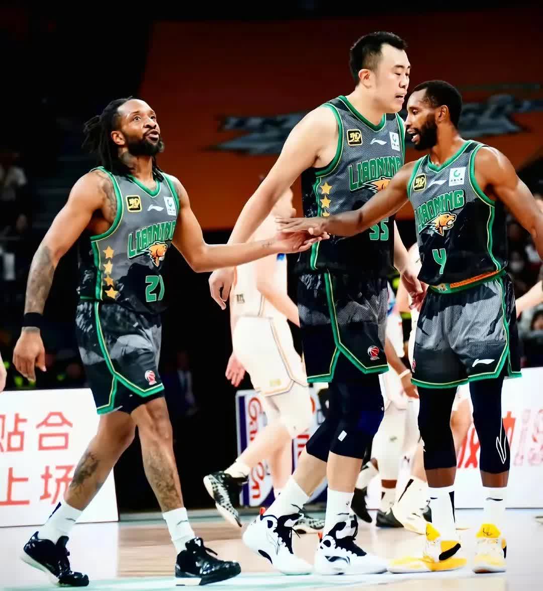 上海队在客场比赛中战胜辽宁男篮，展现实力