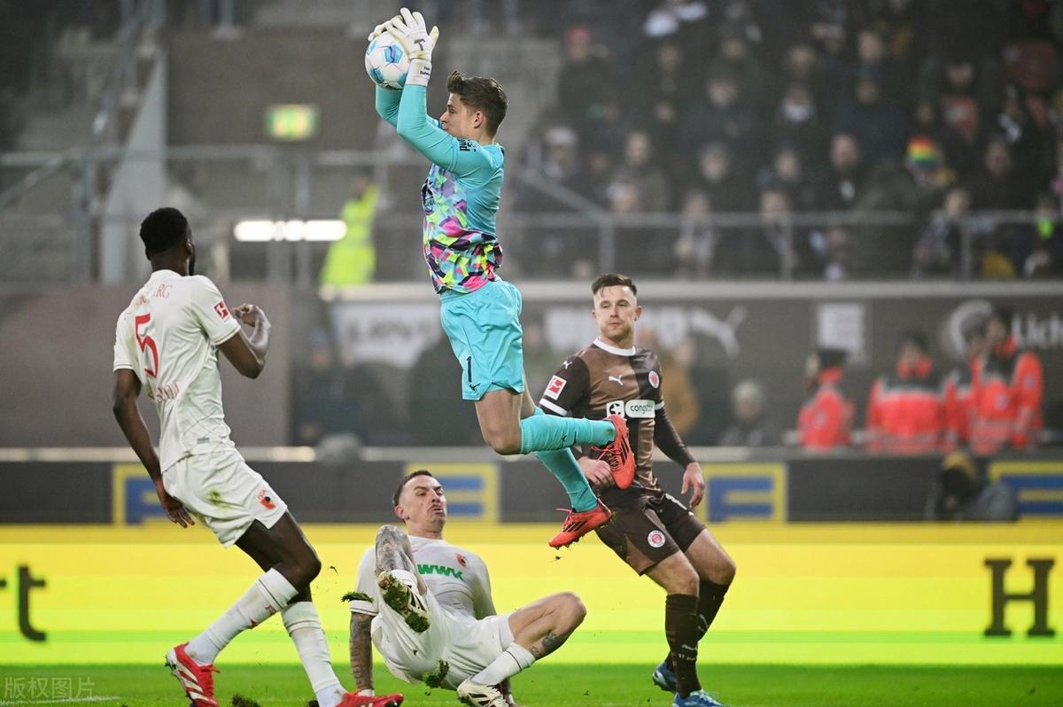 包含奥格斯堡客场失意，难掩球队低迷状态的词条