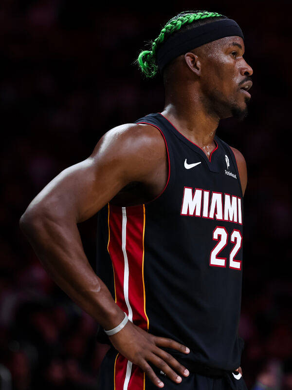 关于活塞惨败爵士，巴特勒离场时表情沉重的信息