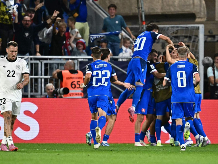 斯洛伐克队在比赛中击败对手,晋级下一轮 斯洛伐克队在比赛中击败对手,晋级下一轮