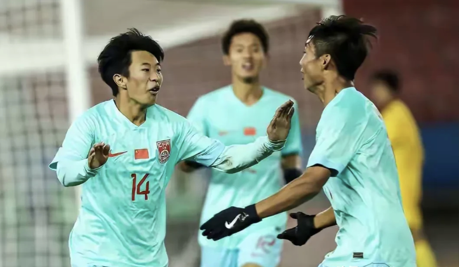 精彩绝伦的足球比赛让人拍案叫绝的简单介绍