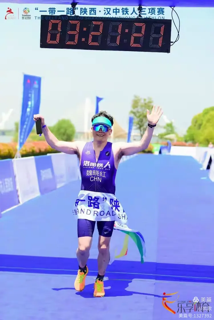 铁人三项选拔赛选手拼尽全力，荣耀晋级的简单介绍