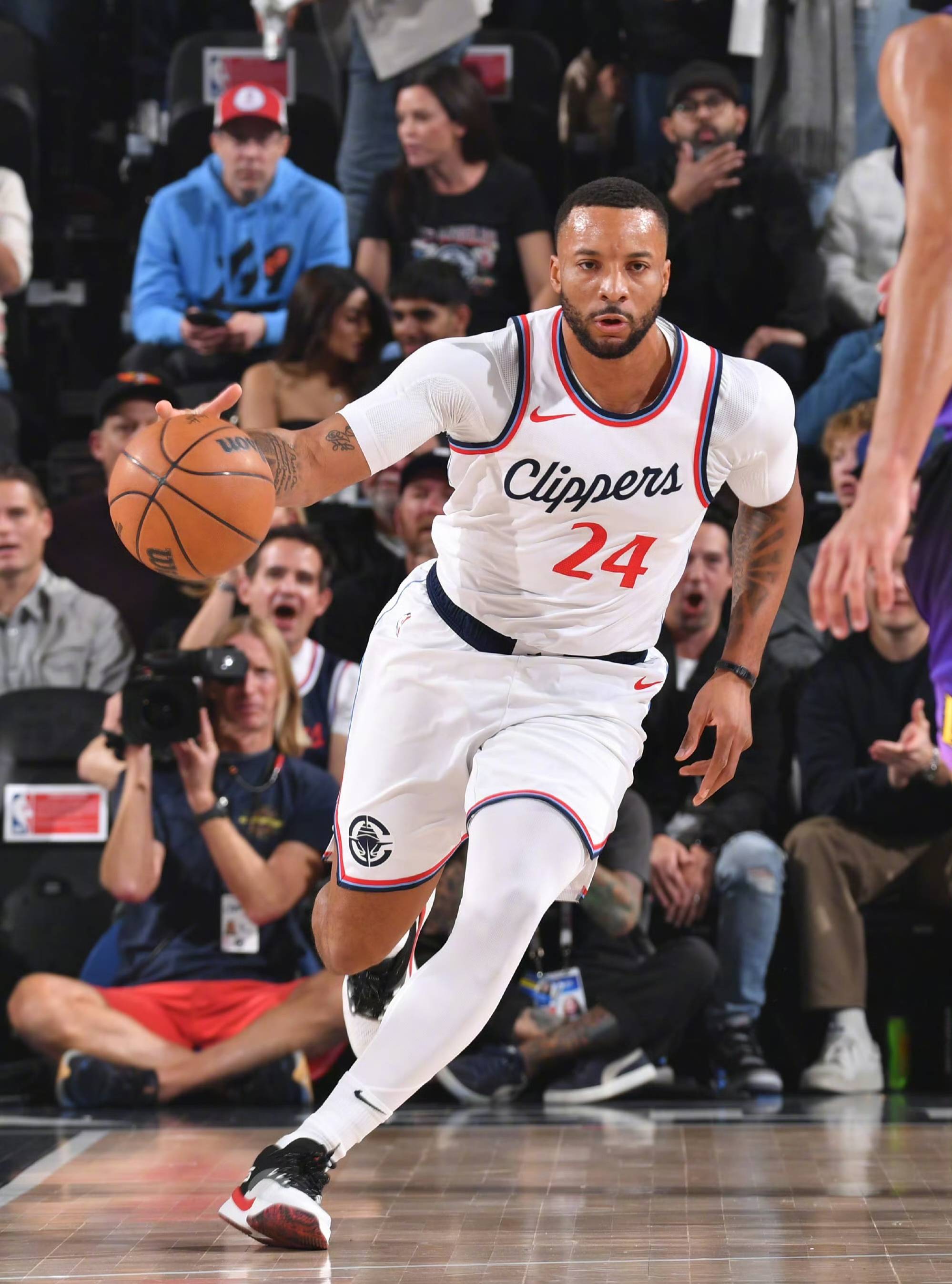 詹姆斯抢断制胜，湖人险胜快船